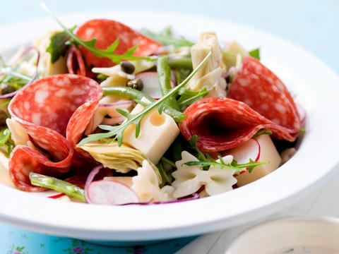 Pastasalade met Ardense salami en abdijkaas