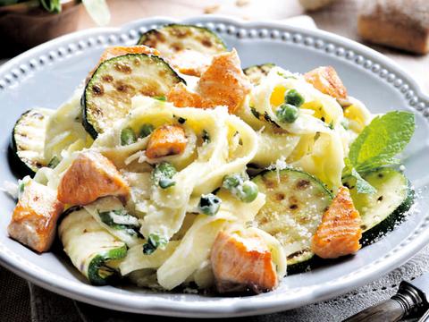 Tagliatelle met zalmblokjes en gegrilde courgette