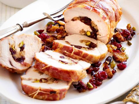 Kalkoenrollade gevuld met cranberry's en noten