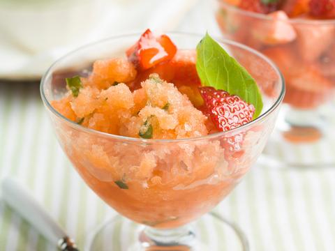 Coupe aardbeien met granité van meloen