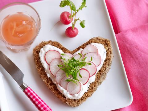 Volkorentoast met plattekaas en radijsjes