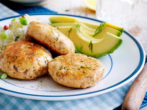 Zalmburgers met avocado en aardappelsalade
