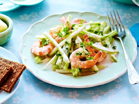 Slaatje met scampi's, selder en appel