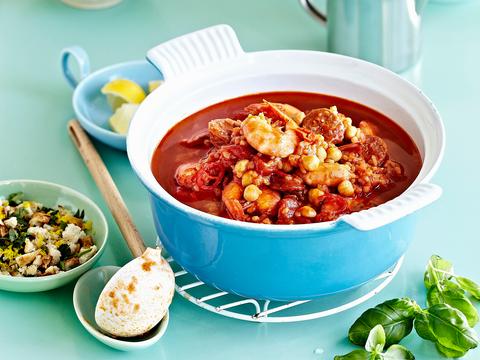 Maaltijdsoep met scampi's, chorizo en gremolata
