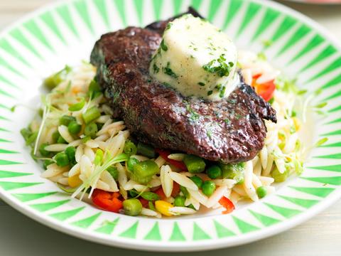 Steak met kruidenboter en pastasalade