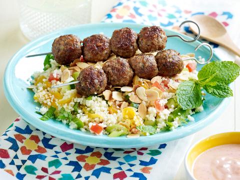 Lamsspiesjes met tabouleh en geroosterde amandelen