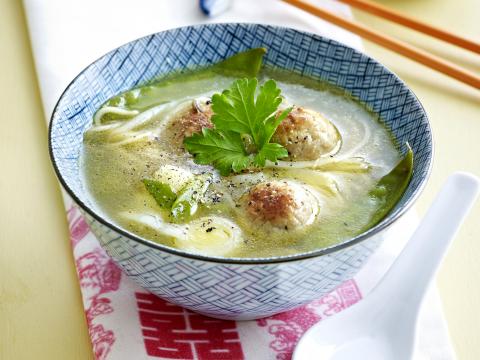 Oosterse soep met pittige kipballetjes