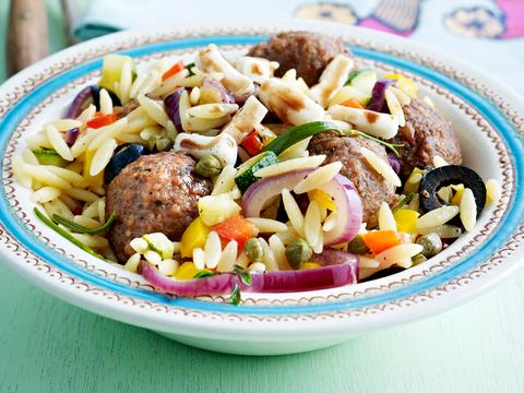Lauwe pastasalade met lams-fetaballetjes