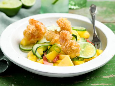 Gefrituurde scampi's met komkommer-mangosalsa