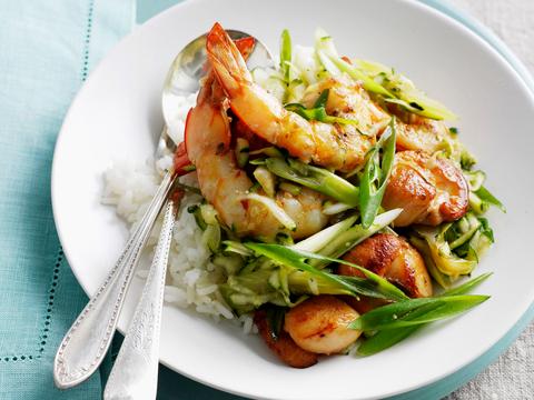 Wok met scampi's en lente-ui