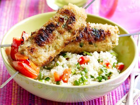 Saté van kipgehakt met tabouleh