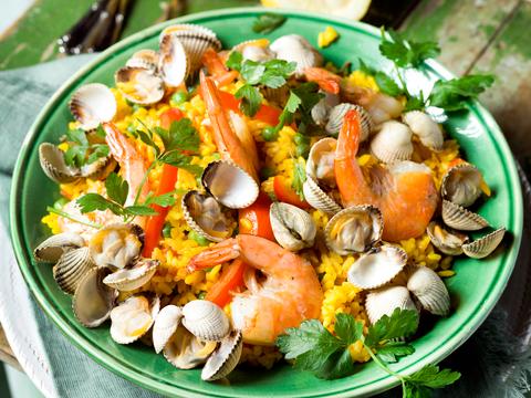 Paella met scampi's en venusschelpen