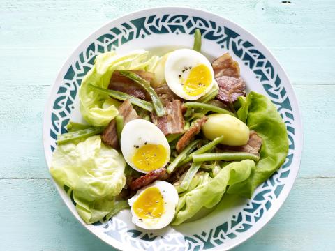 Salade met boontjes, spekjessaus en ei