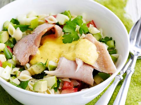 Pastasalade met gerookte forel en mangodressing