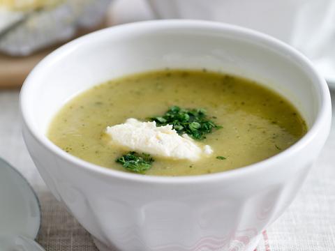 Courgettesoep met kruidenkaas
