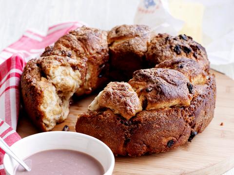 Krans van rozijnenbroodjes met suikerlaagje