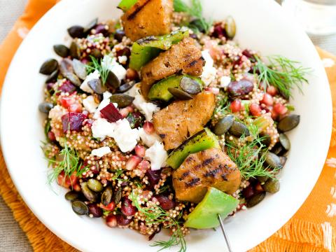 Brochettes de seitan, salade au quinoa
