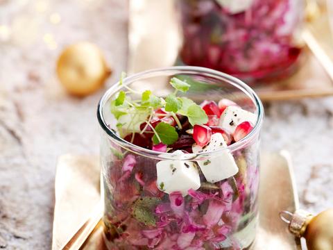 Rodekoolsla met feta en pompoenpitten
