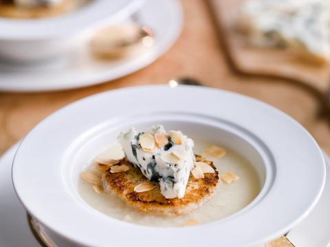 Knolseldersoep met amandelen en camembert