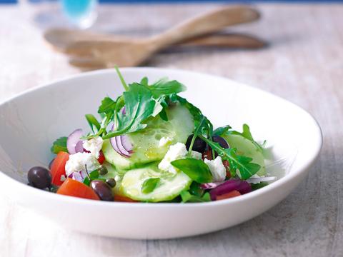 Griekse salade met zwarte olijven
