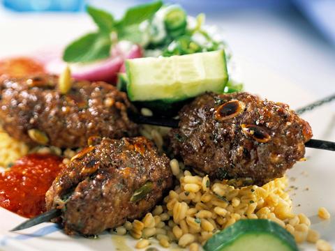 Lamsspiesjes met tarwekorrels