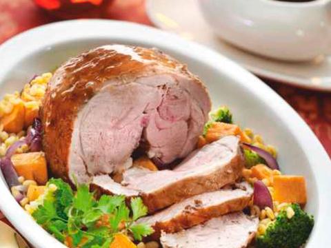Lamsschouder met salade van tarwe en groenten