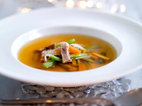 Consommé van fazant met groentejulienne
