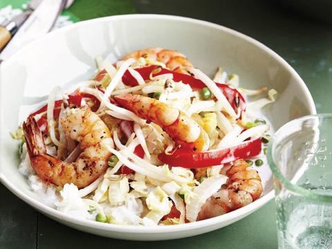 Wok met scampi en Chinese kool