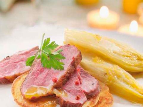 Eendenborst met aardappelblini’s en witloof