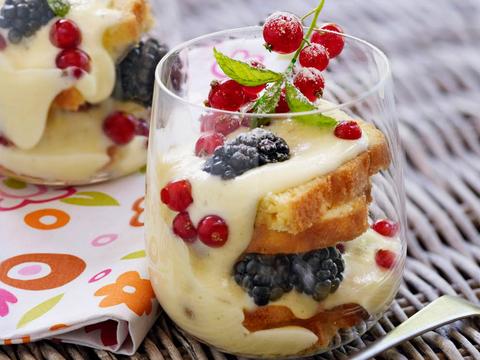 Trifle met bessen en witte chocolademousse