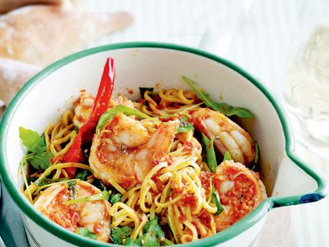 Capellini met lichte tomatensaus, scampi's en rucola