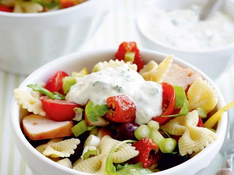 Farfallesalade met gerookte kip en fetadressing
