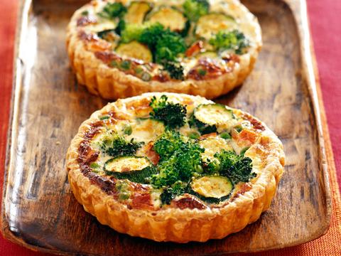 Quiche met broccoli, courgette en erwtjes