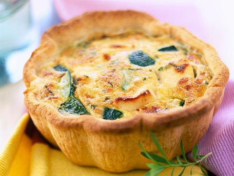 Quiche met kip, courgette en dragon