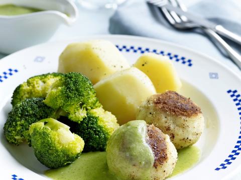 Kaasballetjes met broccolisaus