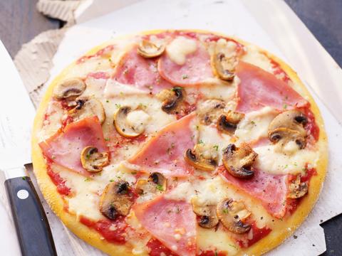 Pizza met ham en champignons