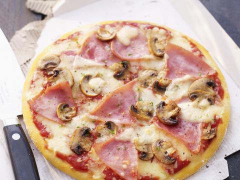 Makkelijke pizza met ham en champignons