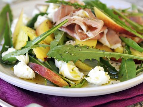 Salade met nectarines en ham