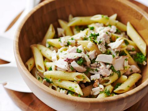 Pastasalade met gerookte kip