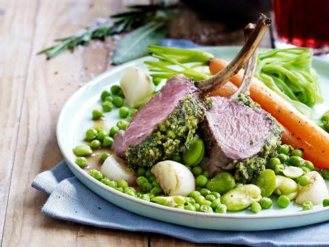 Lamskroon met kruidenkorst en primeurgroentjes
