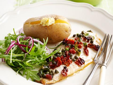 Zeebaars met kappertjes en zongedroogde tomaten