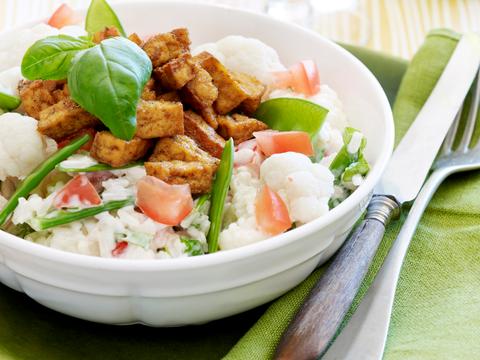 Rijstsalade met groenten en tofublokjes