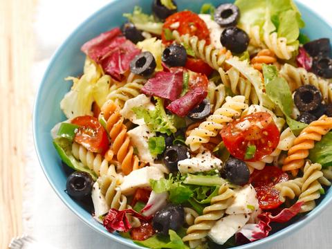 Pastasalade met olijven, kerstomaten en mozzarella