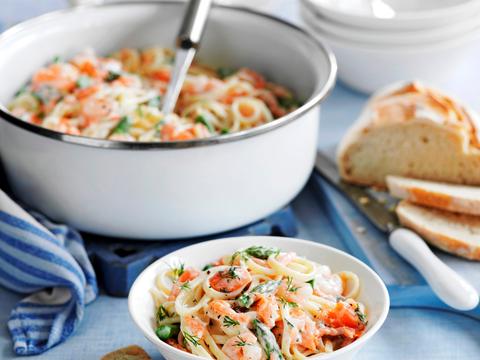 Linguine met gerookte zalm en scampi's