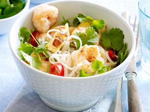 Thaise noedelsalade met scampi's