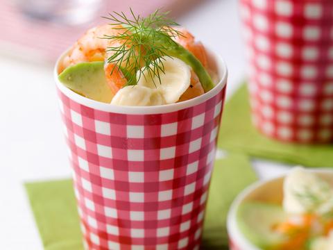Pastasalade met garnalen en avocado
