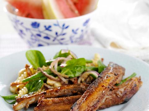 Spareribs met pastasalade