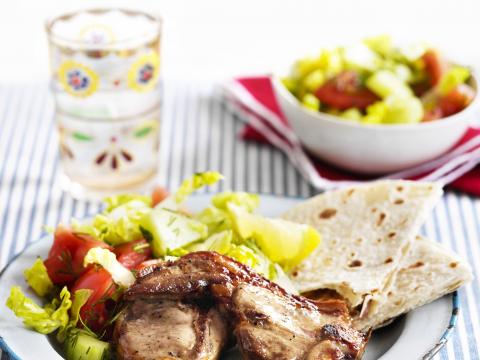 Lamskoteletjes met Griekse salade