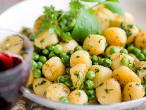 Gebakken aardappelbolletjes met erwtjes en munt