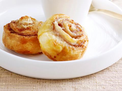 Bladerdeegrondjes met ham en kaas